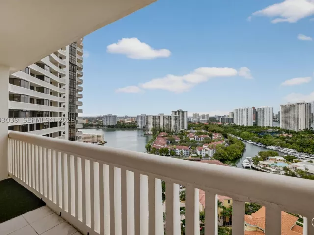 2-bedroom condo for rent in Aventura - 1000 Island Blvd 2105 - MondialRealty