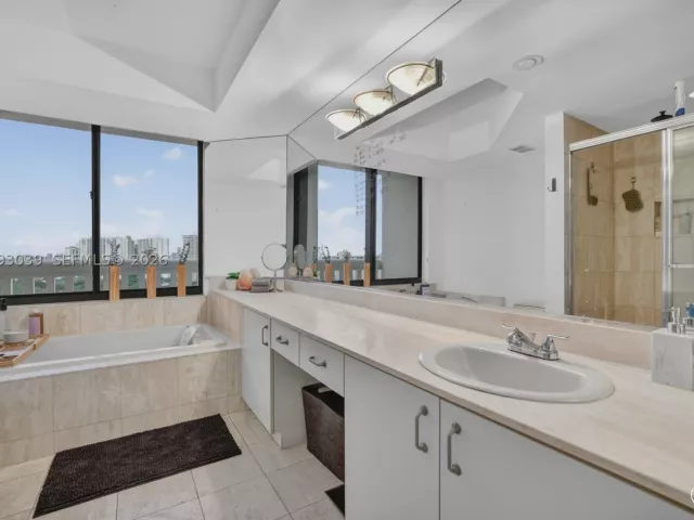 2-bedroom condo for rent in Aventura - 1000 Island Blvd 2105 - MondialRealty