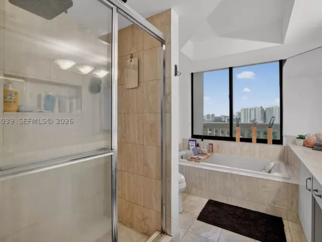 2-bedroom condo for rent in Aventura - 1000 Island Blvd 2105 - MondialRealty