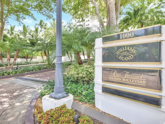 2-bedroom condo for rent in Aventura - 1000 Island Blvd 2105 - MondialRealty