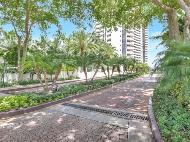 2-bedroom condo for rent in Aventura - 1000 Island Blvd 2105 - MondialRealty
