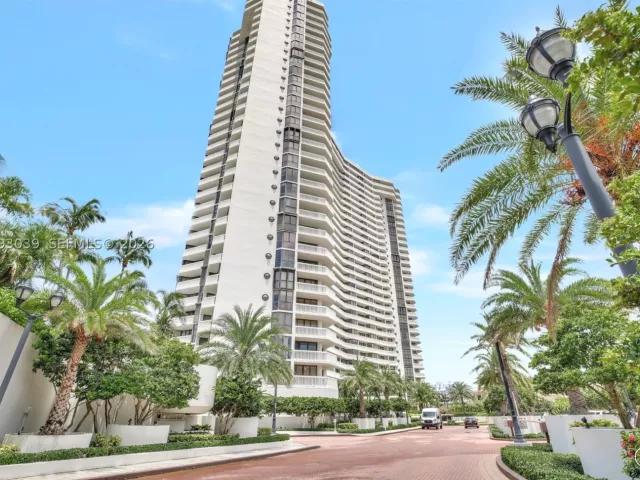 2-bedroom condo for rent in Aventura - 1000 Island Blvd 2105 - MondialRealty