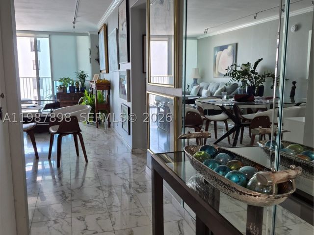 1-bedroom condo for sale in Miami Beach - 2655 Collins Ave 1910 - MondialRealty