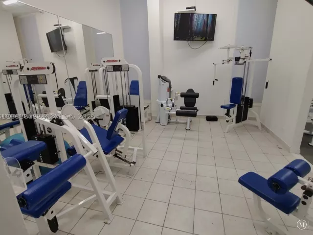 2-bedroom condo for sale in Miami Beach - 6039 Collins Ave 1710 - MondialRealty
