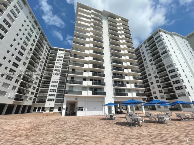 2-bedroom condo for sale in Miami Beach - 6039 Collins Ave 1710 - MondialRealty