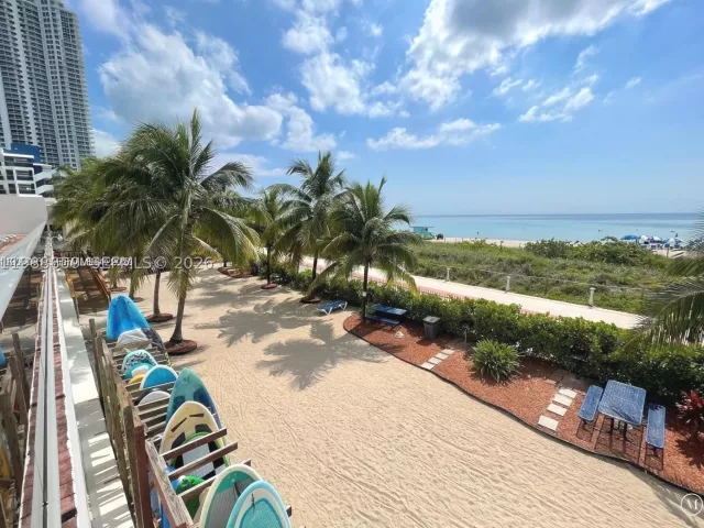 2-bedroom condo for sale in Miami Beach - 6039 Collins Ave 1710 - MondialRealty