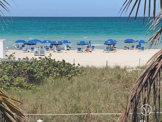 2-bedroom condo for sale in Miami Beach - 6039 Collins Ave 1710 - MondialRealty