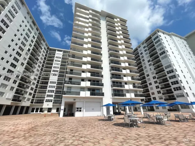 2-bedroom condo for sale in Miami Beach - 6039 Collins Ave 1710 - MondialRealty