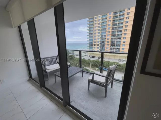 2-bedroom condo for rent in Hollywood - 2301 S Ocean Dr 607 - MondialRealty