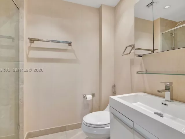 2-bedroom condo for rent in Miami - 848 Brickell Key Dr 2605 - MondialRealty