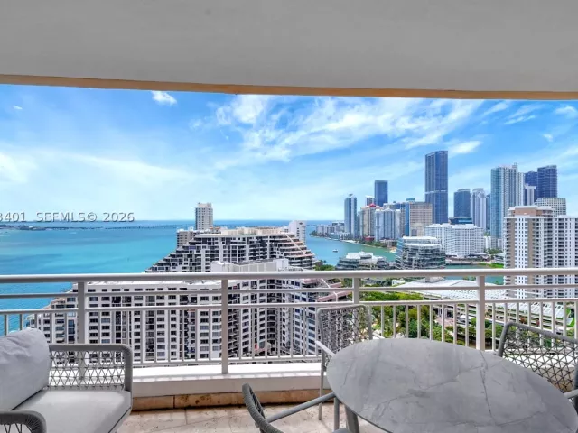 2-bedroom condo for rent in Miami - 848 Brickell Key Dr 2605 - MondialRealty