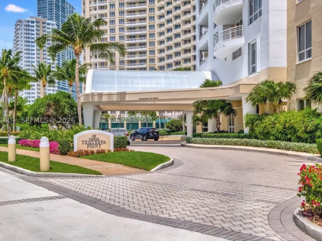 2-bedroom condo for rent in Miami - 848 Brickell Key Dr 2605 - MondialRealty