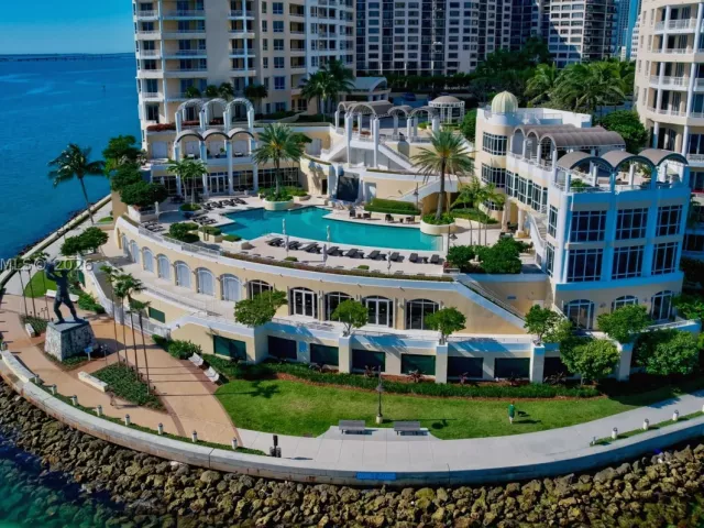 2-bedroom condo for rent in Miami - 848 Brickell Key Dr 2605 - MondialRealty