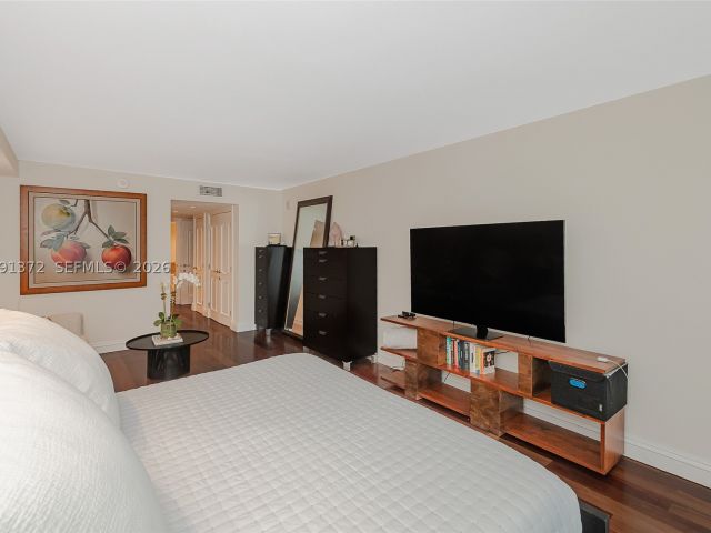 2-bedroom condo for sale in Key Biscayne - 600 Grapetree Dr 9GN - MondialRealty