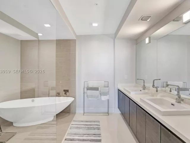 3-bedroom condo for sale in Sunny Isles Beach - 300 Sunny Isles Blvd 4-903 - MondialRealty