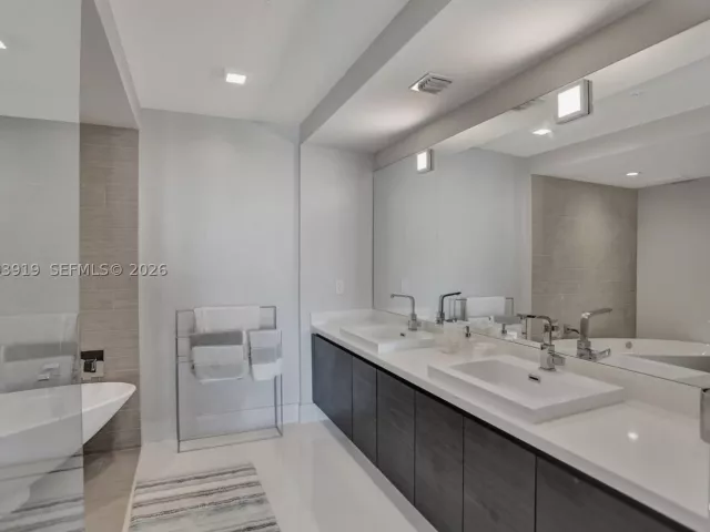 3-bedroom condo for sale in Sunny Isles Beach - 300 Sunny Isles Blvd 4-903 - MondialRealty