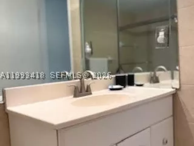 1-bedroom condo for sale in Miami Beach - 5601 Collins ave 1219 - MondialRealty