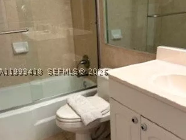 1-bedroom condo for sale in Miami Beach - 5601 Collins ave 1219 - MondialRealty