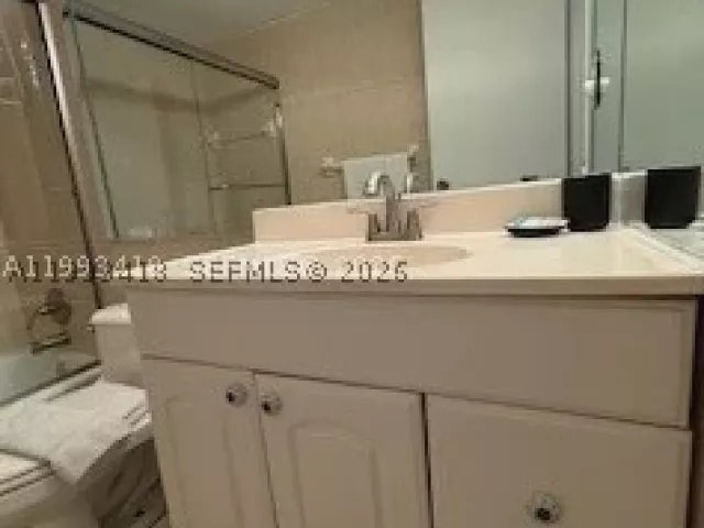 1-bedroom condo for sale in Miami Beach - 5601 Collins ave 1219 - MondialRealty