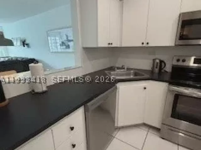 1-bedroom condo for sale in Miami Beach - 5601 Collins ave 1219 - MondialRealty