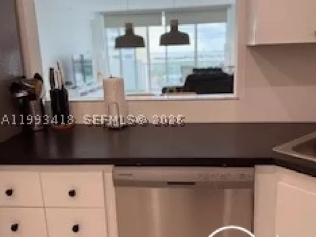 1-bedroom condo for sale in Miami Beach - 5601 Collins ave 1219 - MondialRealty