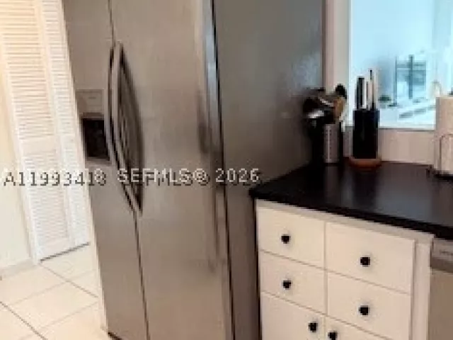 1-bedroom condo for sale in Miami Beach - 5601 Collins ave 1219 - MondialRealty