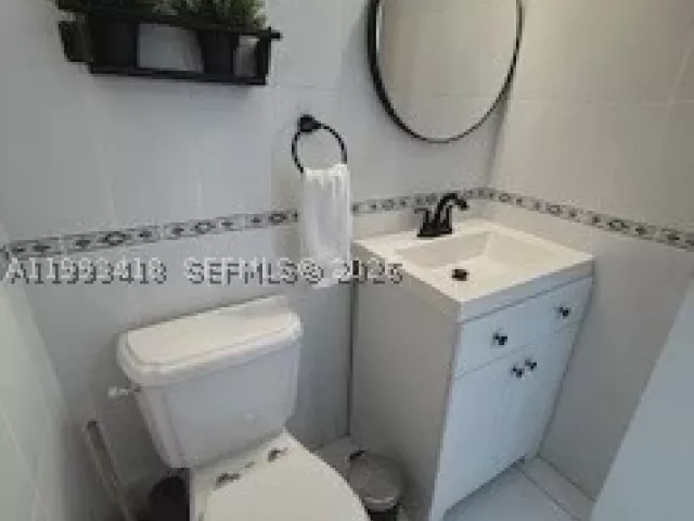 1-bedroom condo for sale in Miami Beach - 5601 Collins ave 1219 - MondialRealty
