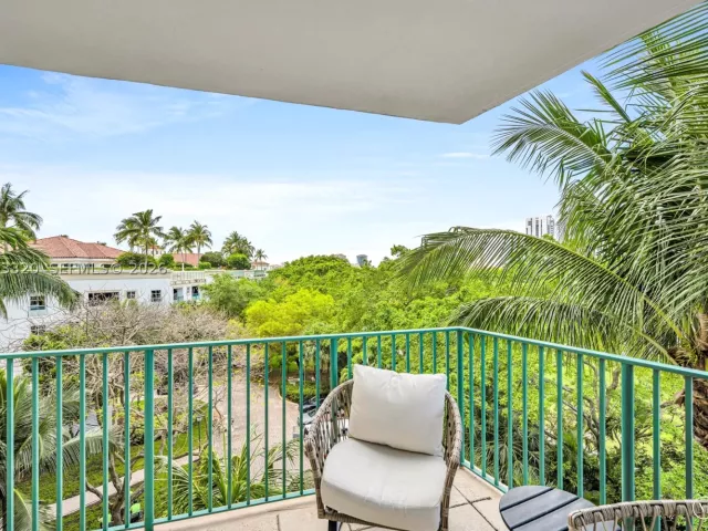 2-bedroom condo for sale in Aventura - 20000 E Country Club Dr 508 - MondialRealty