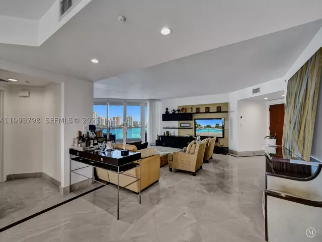 4-bedroom condo for sale in Aventura - 7000 Island Blvd 1207 - MondialRealty