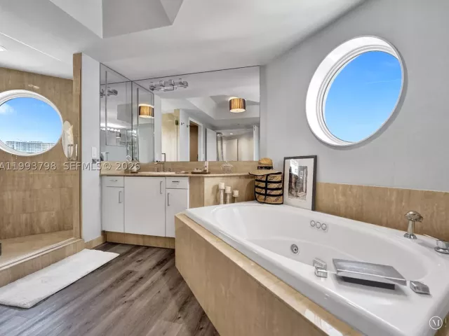 4-bedroom condo for sale in Aventura - 7000 Island Blvd 1207 - MondialRealty
