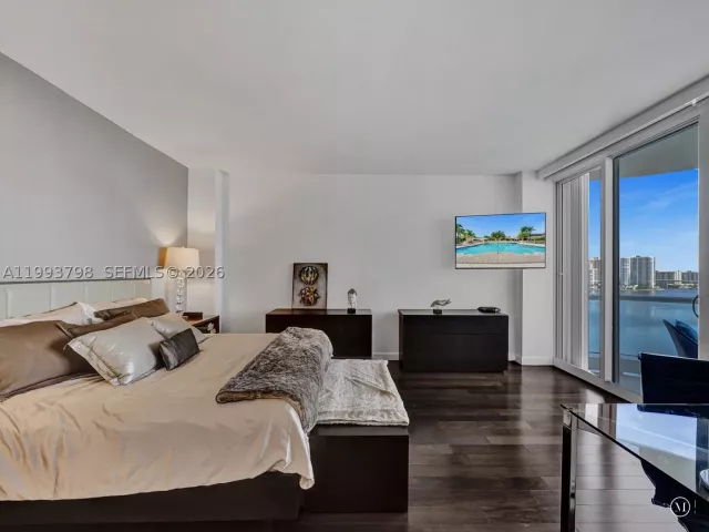 4-bedroom condo for sale in Aventura - 7000 Island Blvd 1207 - MondialRealty