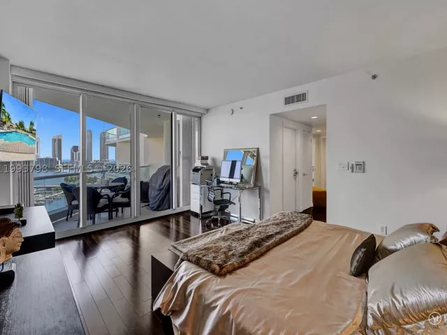 4-bedroom condo for sale in Aventura - 7000 Island Blvd 1207 - MondialRealty