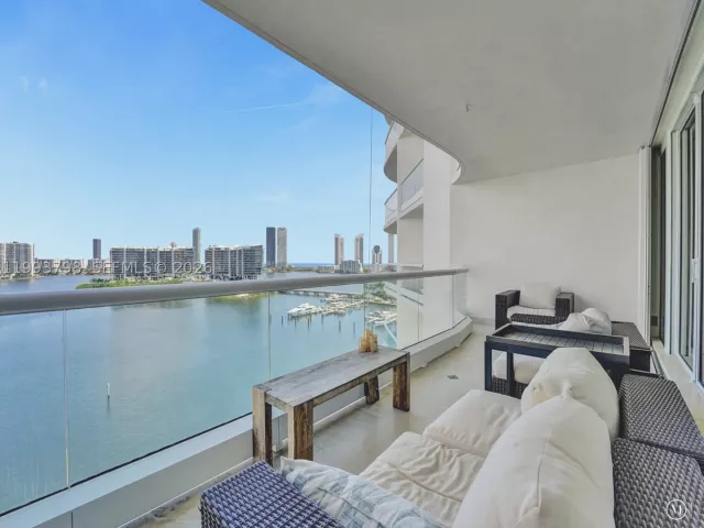 4-bedroom condo for sale in Aventura - 7000 Island Blvd 1207 - MondialRealty