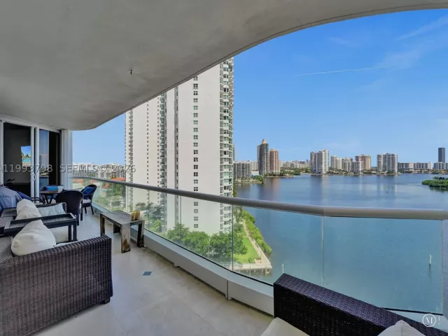 4-bedroom condo for sale in Aventura - 7000 Island Blvd 1207 - MondialRealty