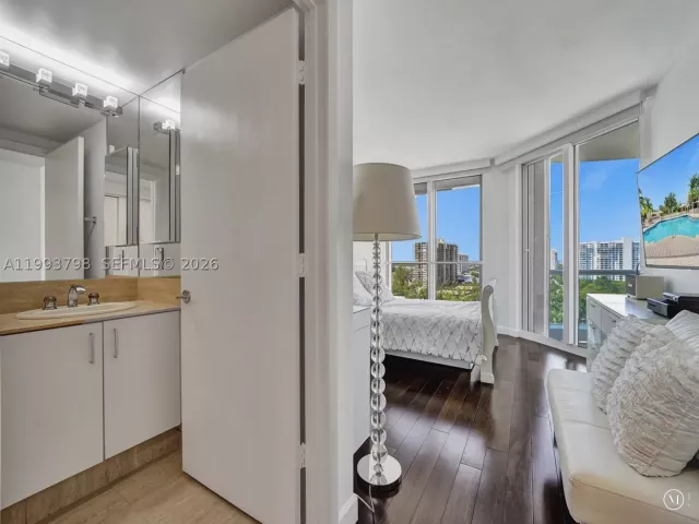 4-bedroom condo for sale in Aventura - 7000 Island Blvd 1207 - MondialRealty