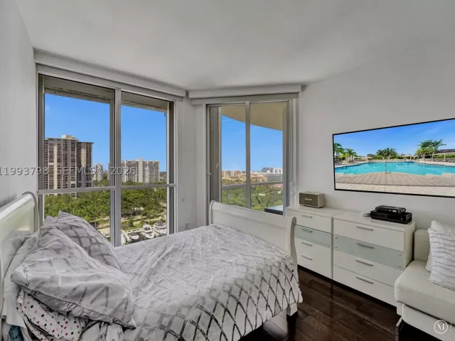 4-bedroom condo for sale in Aventura - 7000 Island Blvd 1207 - MondialRealty