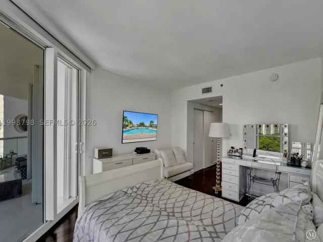 4-bedroom condo for sale in Aventura - 7000 Island Blvd 1207 - MondialRealty