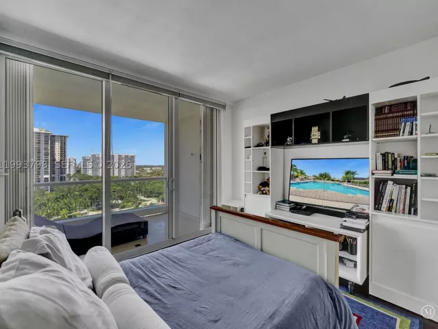 4-bedroom condo for sale in Aventura - 7000 Island Blvd 1207 - MondialRealty