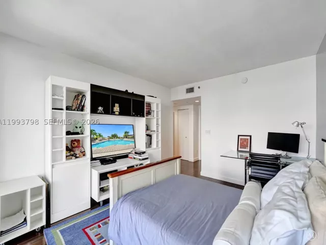 4-bedroom condo for sale in Aventura - 7000 Island Blvd 1207 - MondialRealty