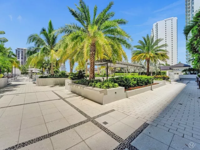 4-bedroom condo for sale in Aventura - 7000 Island Blvd 1207 - MondialRealty