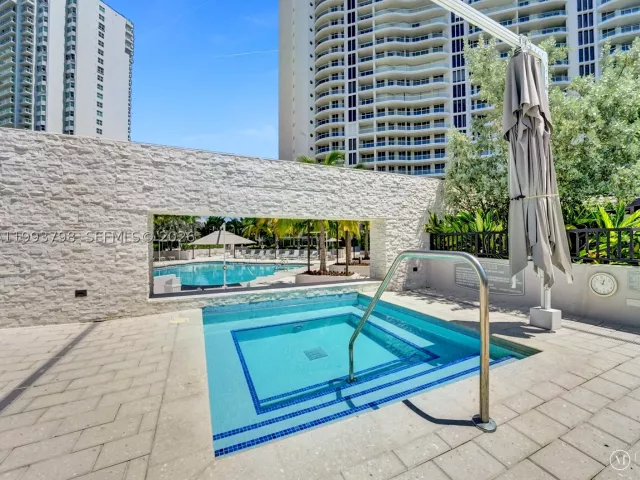 4-bedroom condo for sale in Aventura - 7000 Island Blvd 1207 - MondialRealty