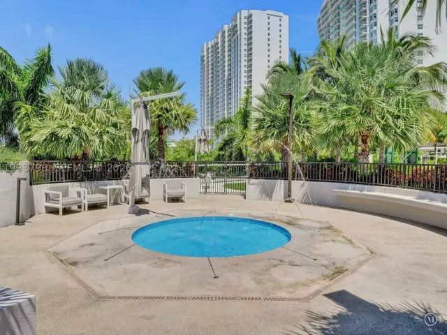 4-bedroom condo for sale in Aventura - 7000 Island Blvd 1207 - MondialRealty