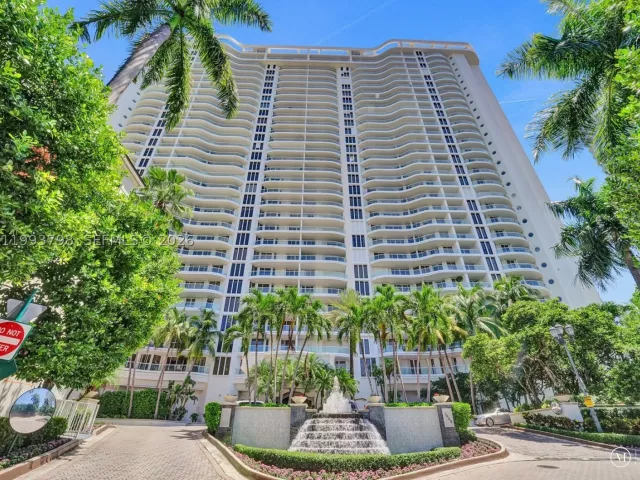 4-bedroom condo for sale in Aventura - 7000 Island Blvd 1207 - MondialRealty