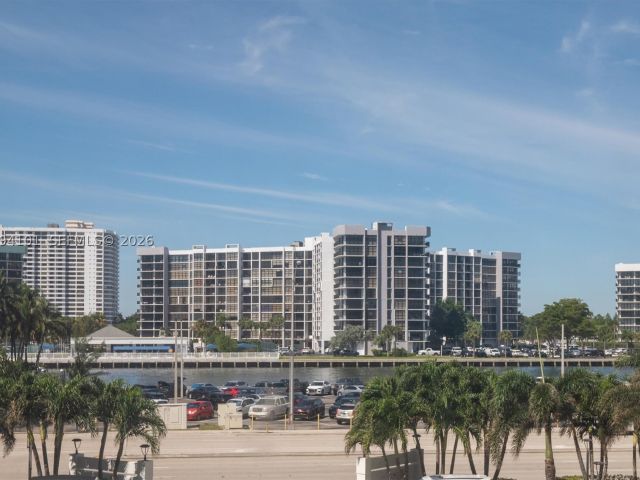 2-bedroom condo for sale in Hollywood - 3505 S Ocean Dr 201 - MondialRealty