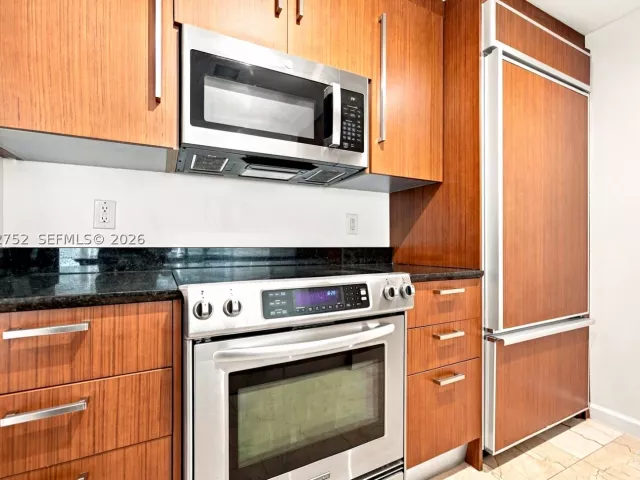 1-bedroom condo for rent in Bal Harbour - 10275 Collins Ave 1107 - MondialRealty