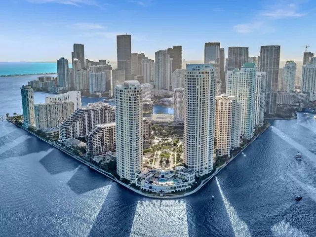 2-bedroom condo for sale in Miami - 848 Brickell Key Dr 2702 - MondialRealty