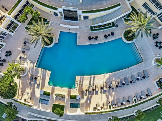 2-bedroom condo for sale in Miami - 848 Brickell Key Dr 2702 - MondialRealty