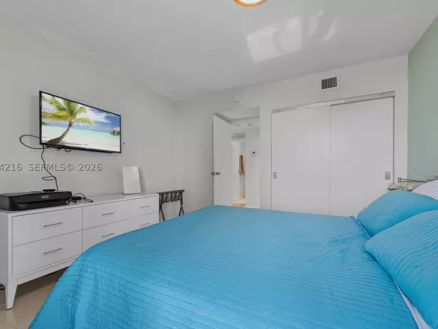 2-bedroom condo for sale in Sunny Isles Beach - 100 Bayview Dr 507 - MondialRealty
