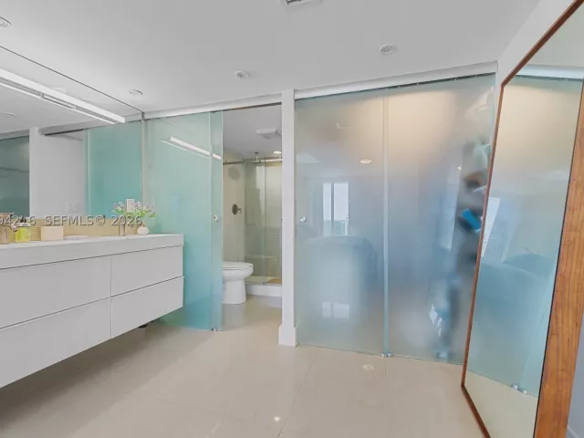 2-bedroom condo for sale in Sunny Isles Beach - 100 Bayview Dr 507 - MondialRealty
