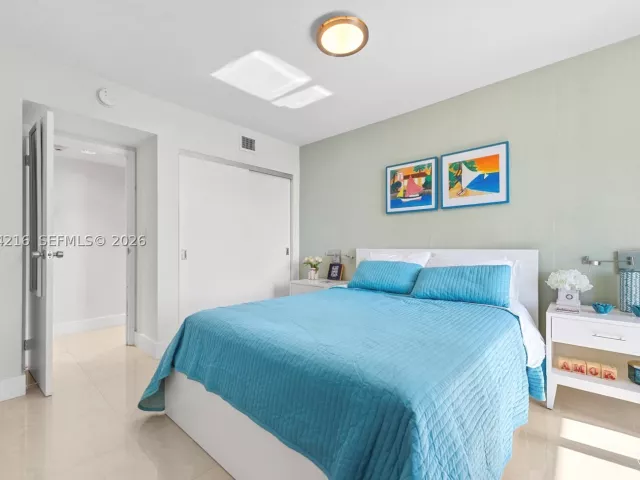 2-bedroom condo for sale in Sunny Isles Beach - 100 Bayview Dr 507 - MondialRealty